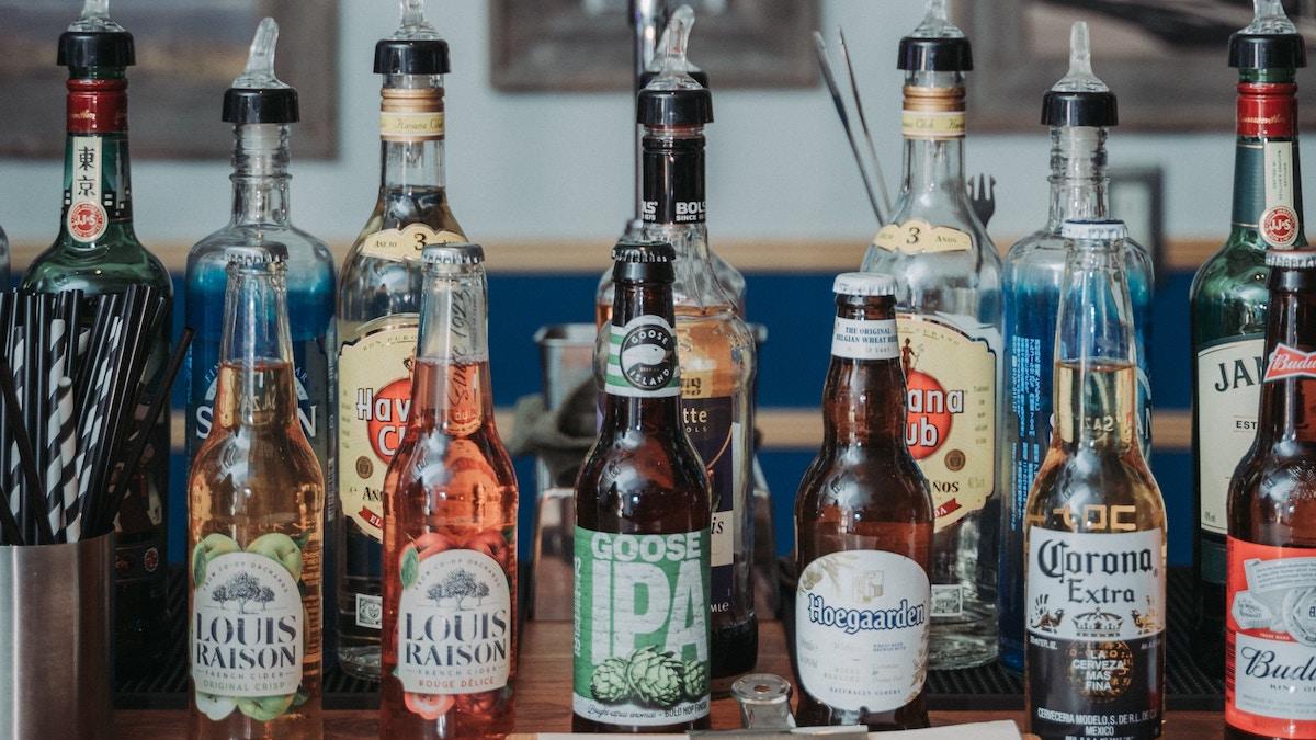 En ny irländsk lag säger att alla förpackningar som innehåller en alkoholhaltig dryck ska ha en etikett med hälsovarningar