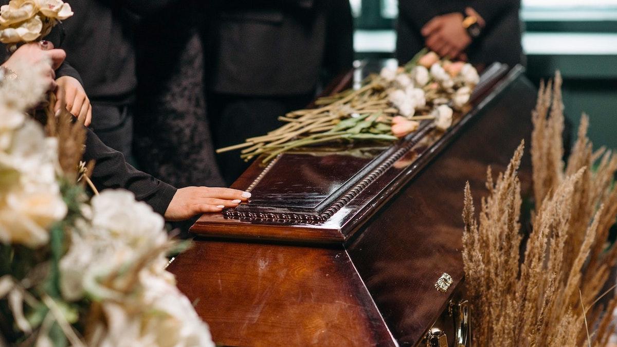 Den ecuadorianska kvinnan som andades i kistan har nu avlidit