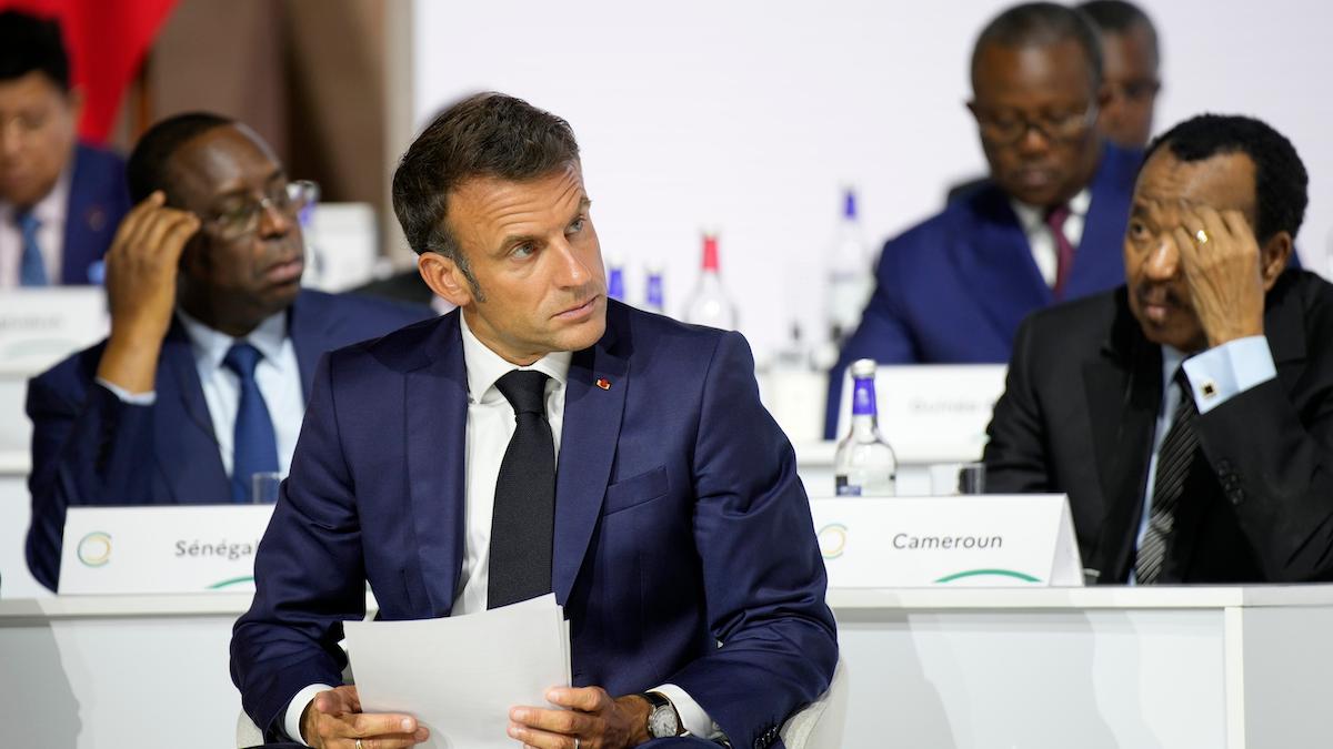 Frankrikes president Emmanuel Macron, var den enda västerländska statschefen som kom till New Global Financial Pact Summit i Paris för att diskutera hur kostnaderna för klimatförändringarna ska fördelas