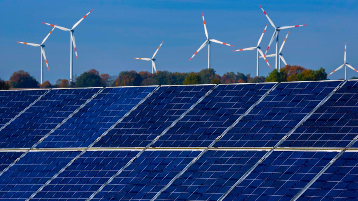 Förnybar energi stod för 7,5 procent av den globala energikonsumtionen förra året, vind- och solenergi växte med 12 procent, men fossila bränslen dominerar energiutbudet