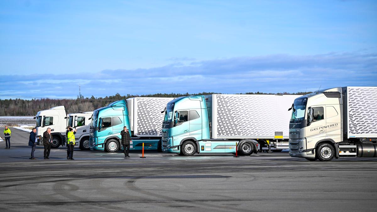 Elektriska lastbilar från Volvo. Forskning från Chalmers visar nu att att el kan vara billigare än diesel även för tunga transporter
