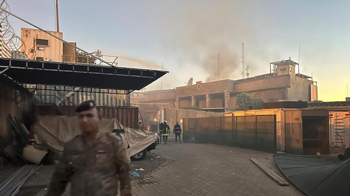 Rök stiger från den svenska ambassaden i Bagdad på torsdagsmorgonen, efter att demonstranter satt eld på den