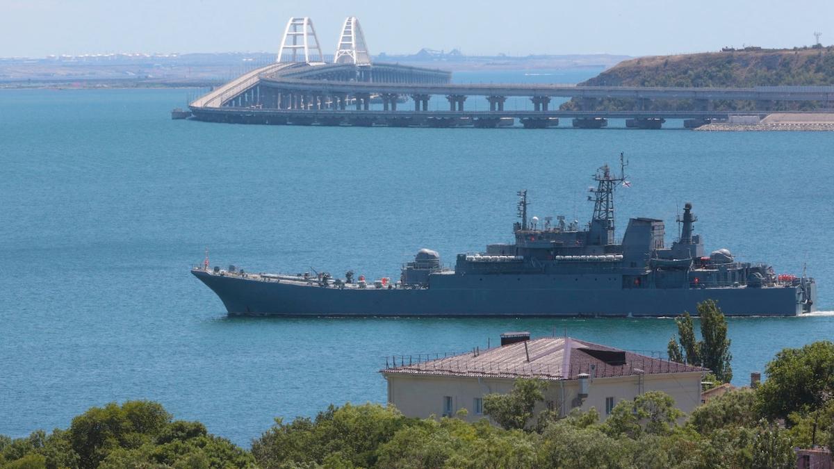 Ett ryskt landningsfartyg vid Krim-bron i Kerchsundet. Ryssland hotar nu alla fartyg på väg mot ukrainska hamnar i Svarta havet och Ukraina ser alla fartyg på väg mot ryska hamnar som mål