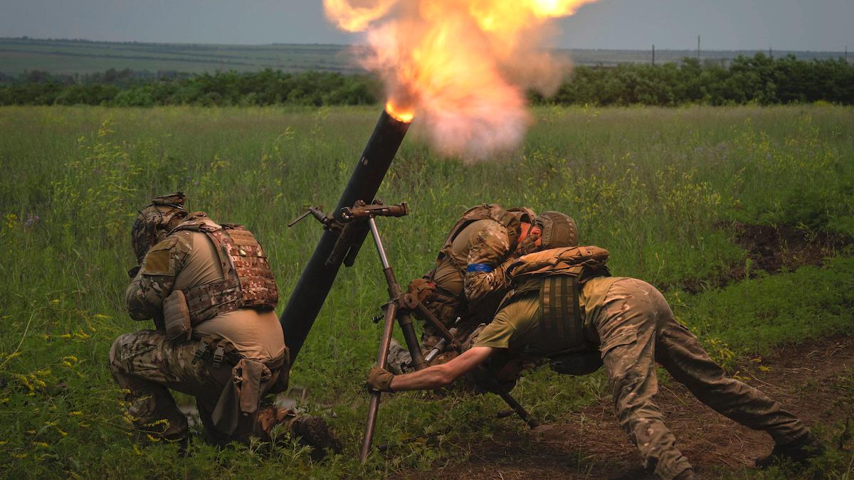 Ukrainska soldater skjuter mot rysk position vid frontlinjen söder om Orikhiv i Zaporizhzhia-regionen, Ukraina