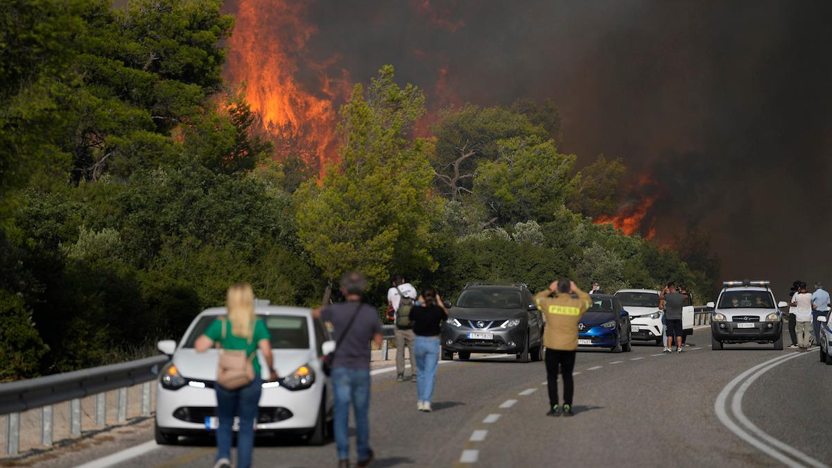 Värmeböljan i Europa har orsakat flera skogsbränder, här brinner det utanför Greklands huvudstad Aten, tisdagen den 18 juli