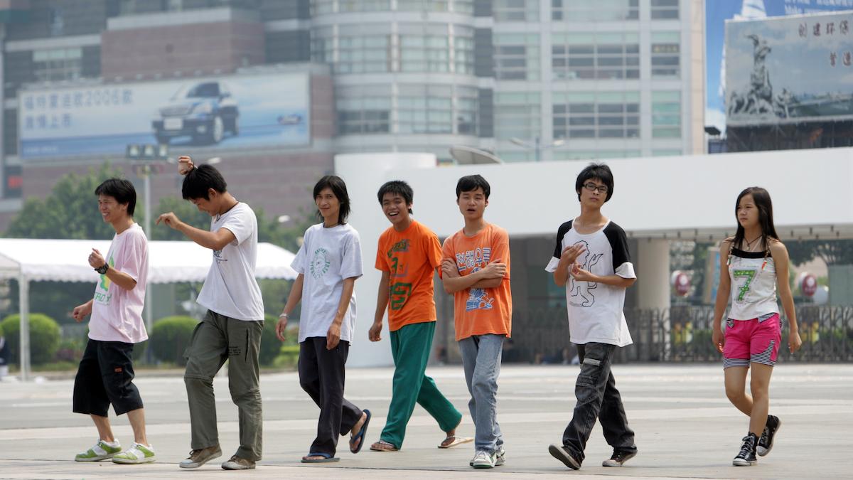 I Kina växer fenomenet att ungdomar får betalt av sina familjer för att stanna hemma i stället för att kämpa med studier och jobb