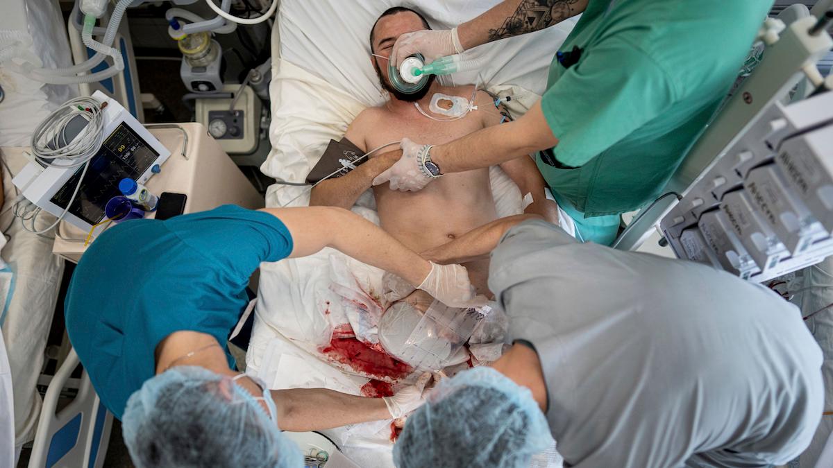 Läkare vid Mechnikov-sjukhuset i Dnipro, Ukraina, försöker rädda en sårad soldat. Sedan Ukrainas motoffensiv påbörjades har en strid ström av sårade soldater anlänt till sjukhuset