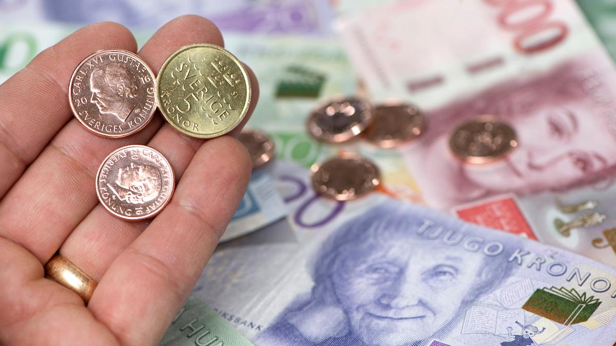 Svenska kronan har stärkts mot både euron och dollarn men den är fortfarande sva
