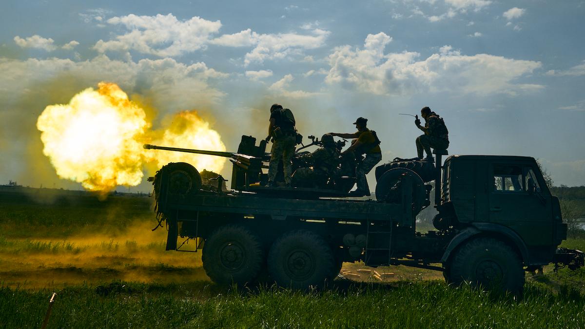 Ukrainska soldater avfyrar en kanon, men Ukrainas motoffensiv går långsammare än väntat