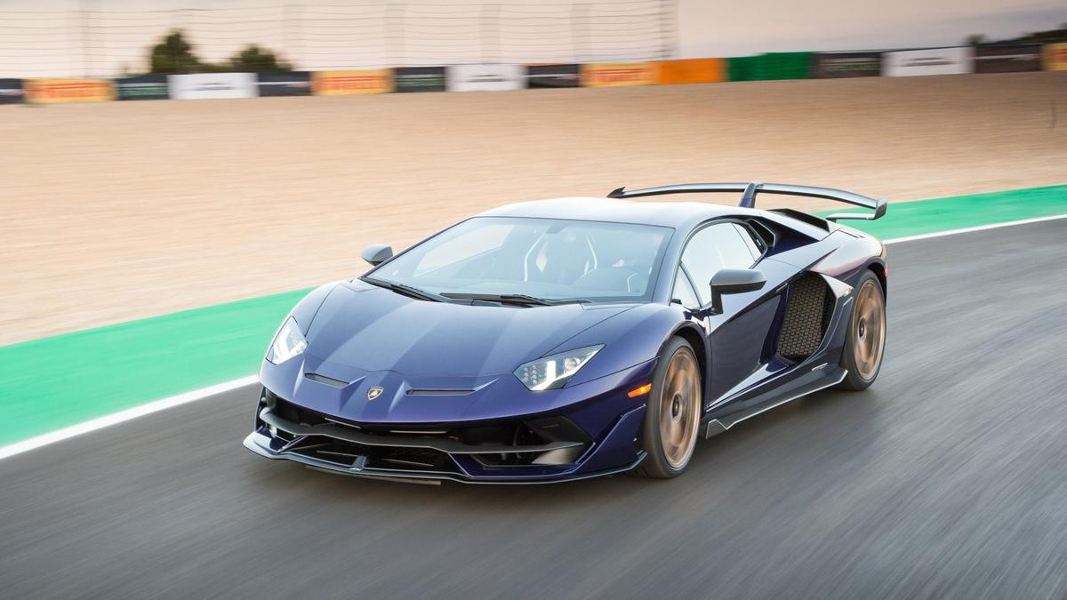 Superbilar som Lamborghini Aventador kräver körkort