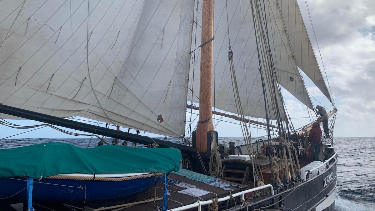 Den traditionella holländska segelpråmen De Tukker gjorde sin första kommersiella resa som lastfartyg i juli 2023
