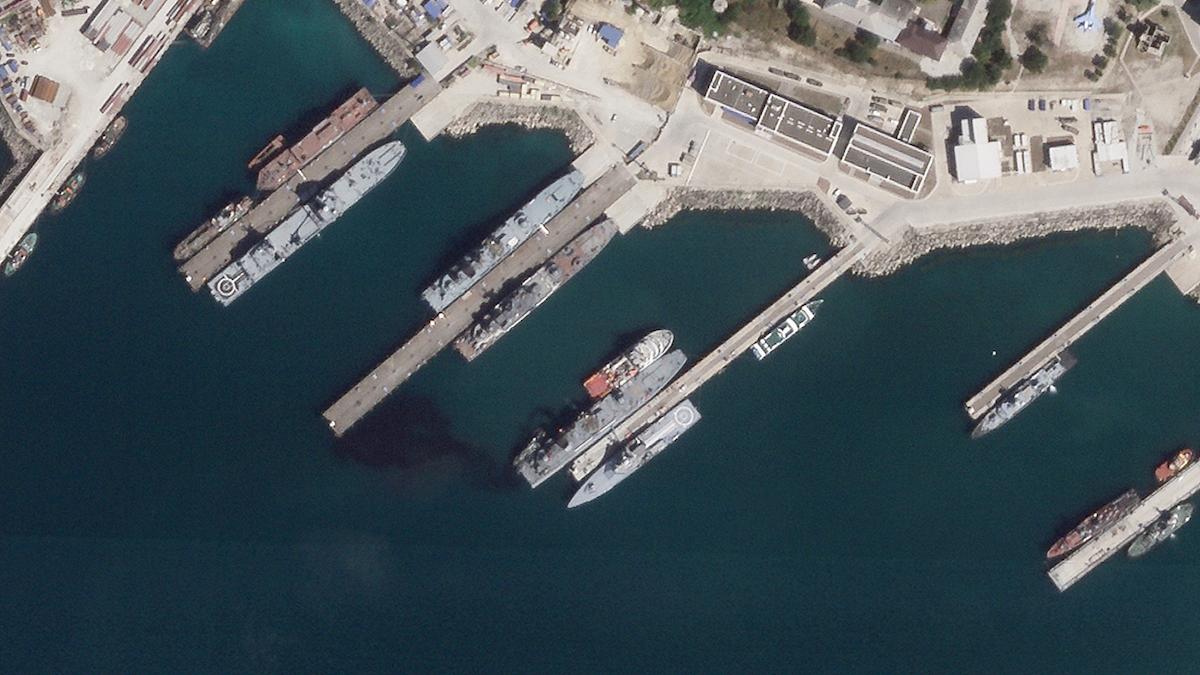 Satellitfoto från Planet Labs PBC verkar visa ett skadat ryskt landningsfartyg som läcker olja i hamnen Novorossiysk i Svarta havet, den 4 augusti 2023