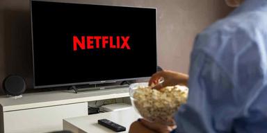 Det är mer popcorn i soffan som gäller nu när Netflix har allt fler användare.