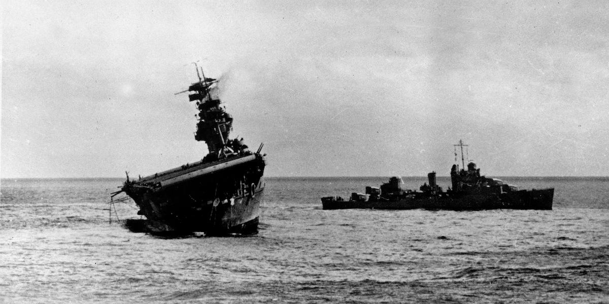 USS Yorktown, till vänster i bild, har träffats av japanska bombplan i slaget vid Midway den 4 juni 1942, under andra världskriget. Några timmar senare träffades Yorktown av japanska torpeder och sjönk, nu har hennes vrak hittats
