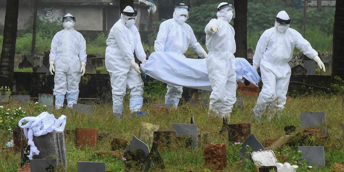 Kroppen av en 12-årig pojke som dog av nipahvirus i Kozhikode, i den indiska delstaten Kerala den 5 september 2021, nu sprids det dödliga viruset åter där