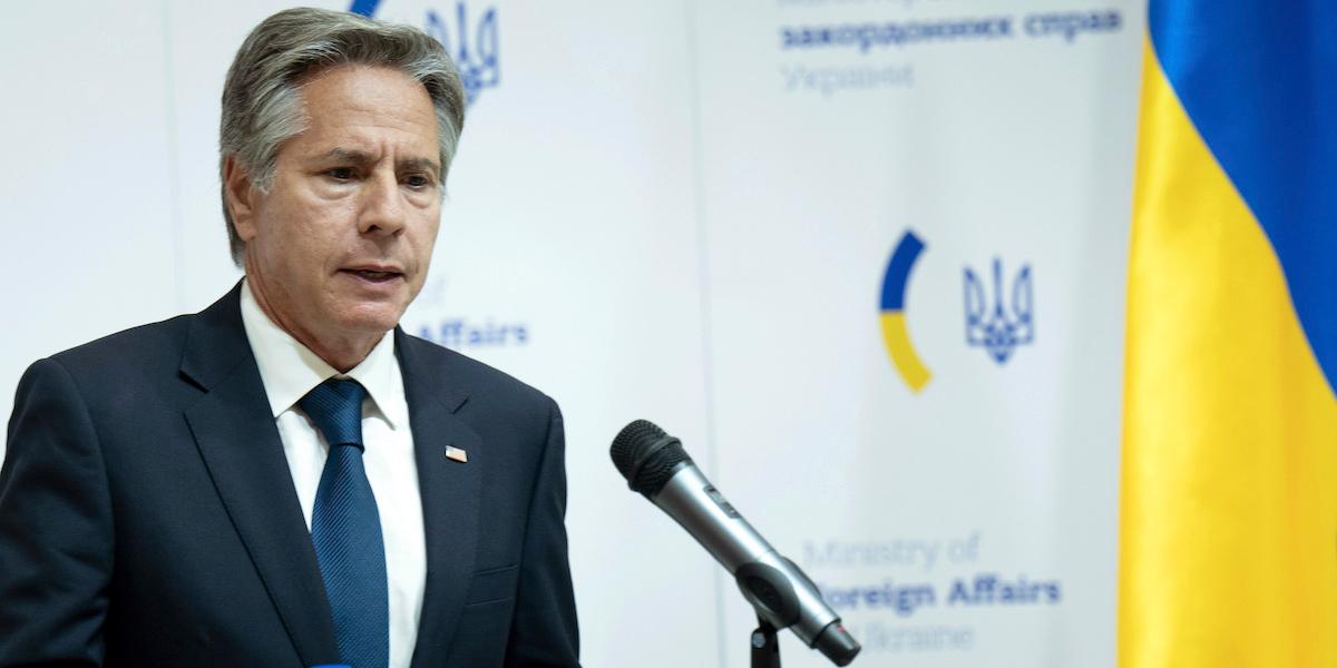 När USA:s utrikesminister Antony Blinken i går besökte Kiev tillkännagavs att USA ska skicka granater med utarmat uran till Ukraina
