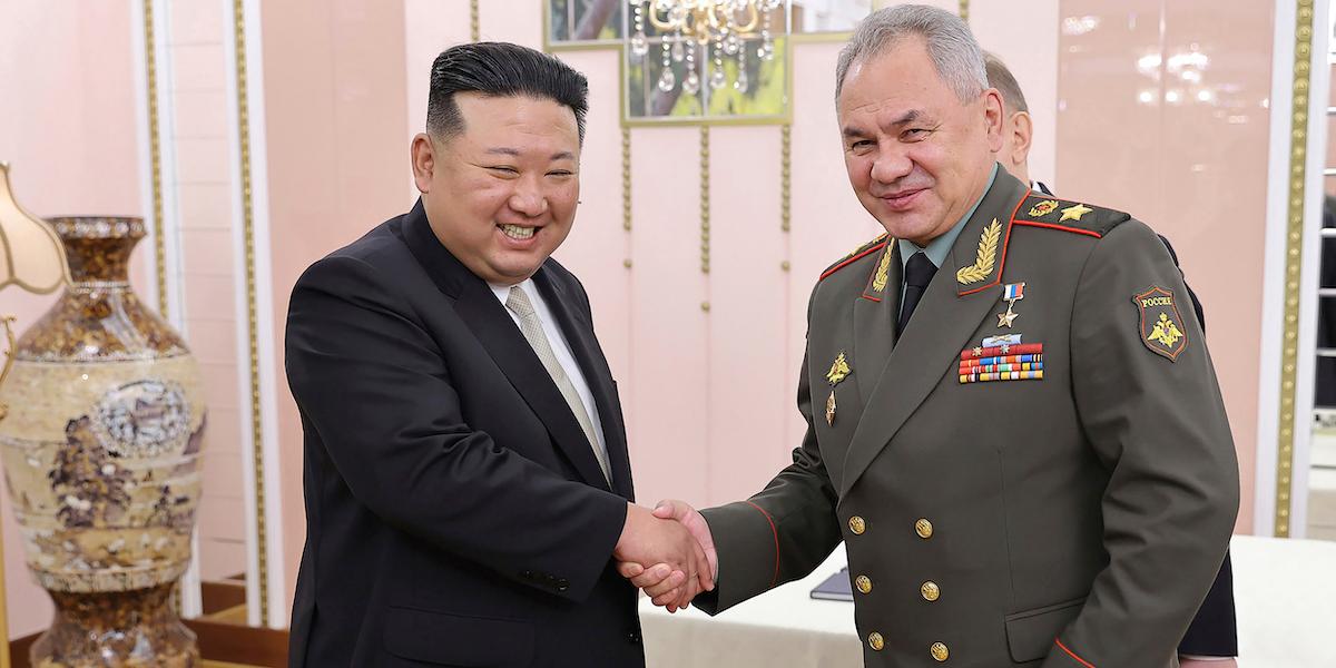 Nordkoreas ledare Kim Jong Un, till vänster, skakar hand med Rysslands försvarsminister Sergei Shoigu, till höger. Analytiker tror att ett avtal mellan de båda länderna kan bli en vinst för Nordkorea