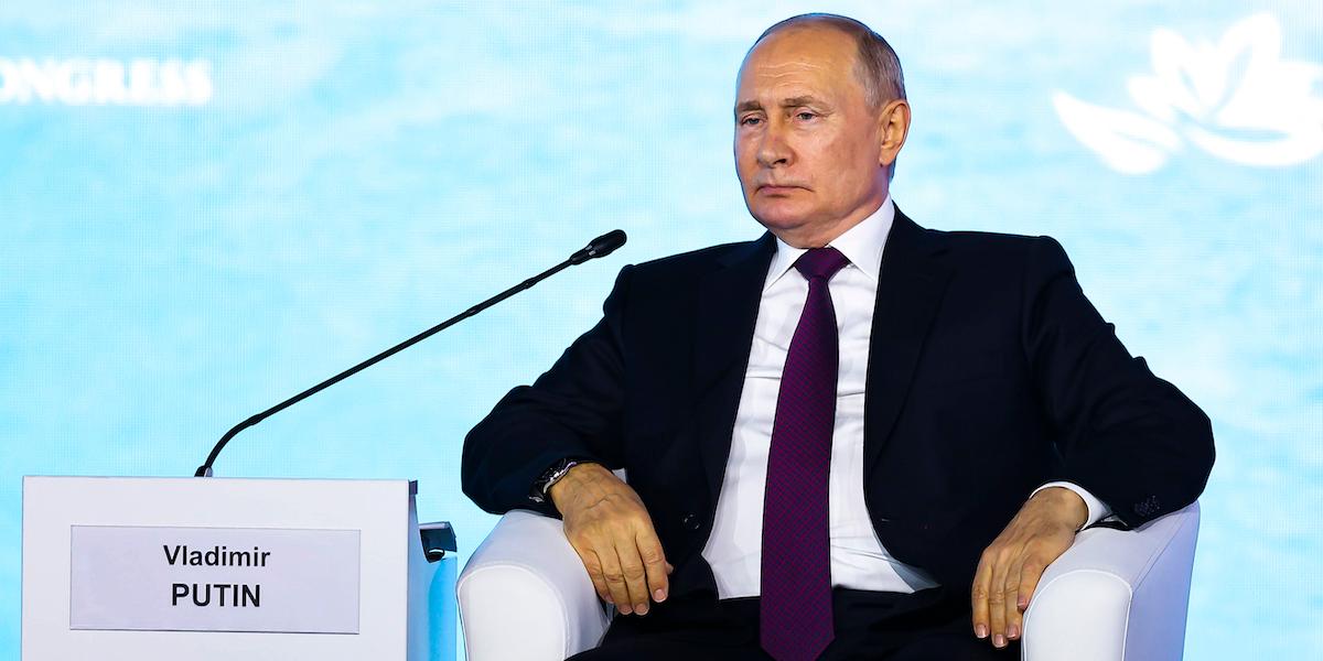 På grund av Rysslands president Vladimir Putins försök att sluta använda dollar sitter nu flera miljarder från rysk oljeförsäljning fast i indiska banker