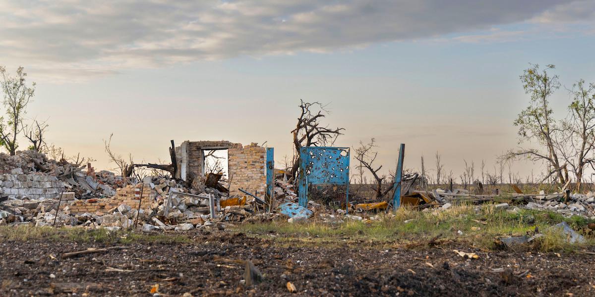Ett totalförstört hus i byn Andriivka som Ukraina i fredags meddelade att deras soldater återtagit