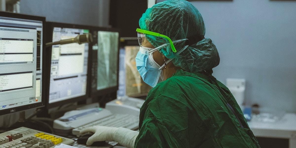 Antalet förlorade arbetstimmar på grund av driftsstopp i svensk sjukvård har minskat sedan förra året, men fortfarande går många arbetstimmar förlorade