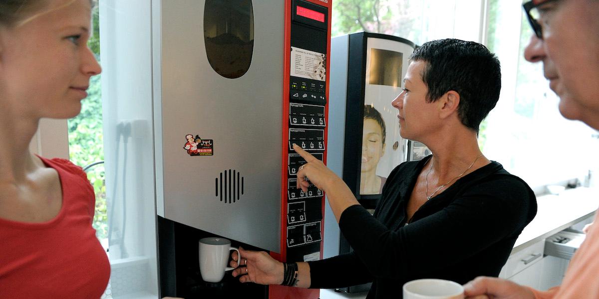 I USA kommer allt fler anställda som hybridjobbar till kontoret för att ta en kopp kaffe men går sedan igen och jobbar hemifrån