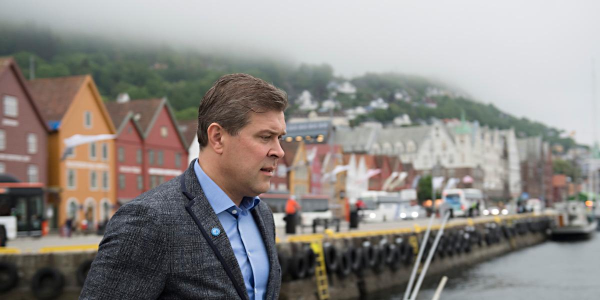Islands finansminister Bjarni Benediktsson avgår på grund av bedrägligt förfarande i samband med försäljningen av en statlig bank