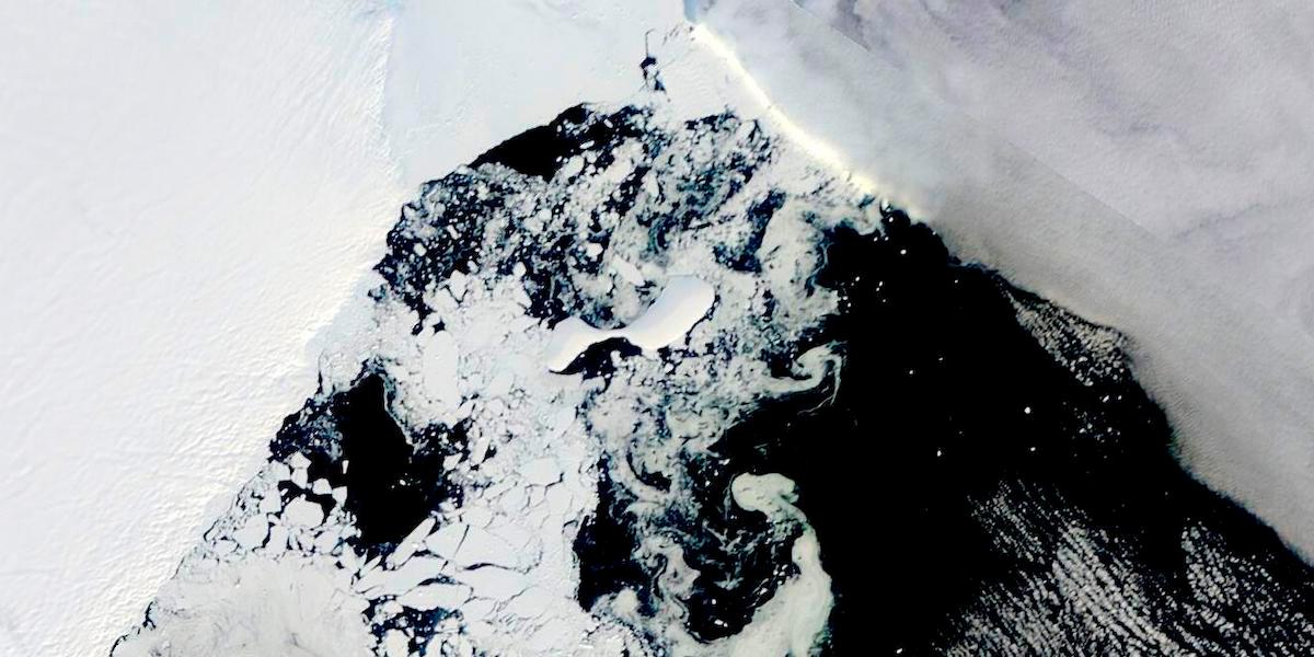 En satellitbild från Nasa visar isberg som bildades genom en ishylla i Antarktis har kollapsat på grund av smältning