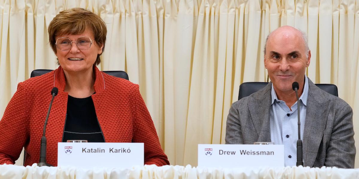 Katalin Kariko och Drew Weissman har tilldelats Nobelpriset i fysiologi eller medicin för att de har utvecklat den teknik som ledde fram till de mRNA-baserade covid-19-vaccinen
