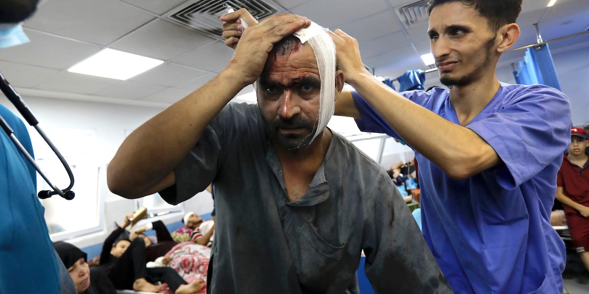 En skadad palestinsk man får vård på al-Shifa, det största sjukhuset i Gaza, enligt WHO fungerar inte längre, varken det eller några andra sjukhus i norra Gaza