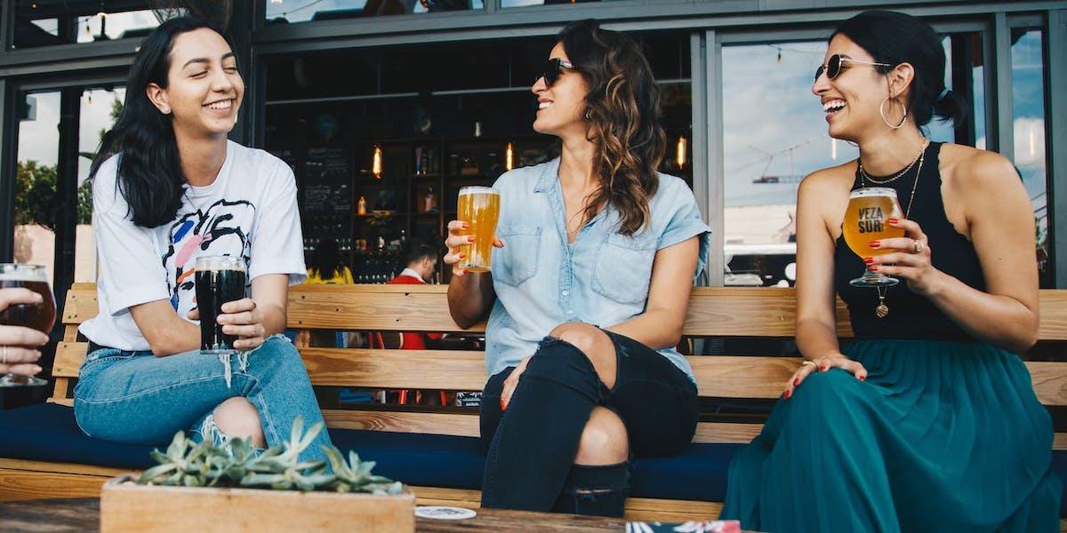 När allt fler kvinnor dricker öl börjar branschen inse att sexistisk marknadsföring inte längre funkar