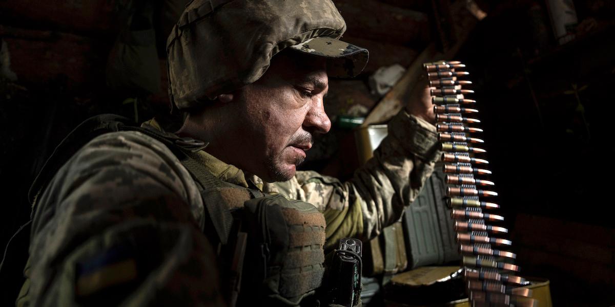 En ukrainsk soldat förbereder ammunition till ett maskingevär. EU diskuterar nu varaktiga åtaganden för militärt stöd till Ukraina