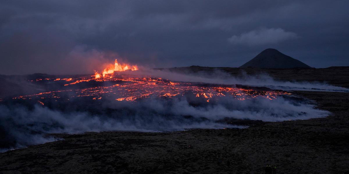 På fredagskvällen vällde lava fram Fagradalsfjall, det fortsatte på lördagen och risken för ett vulkanutbrott anses nu vara överhängande