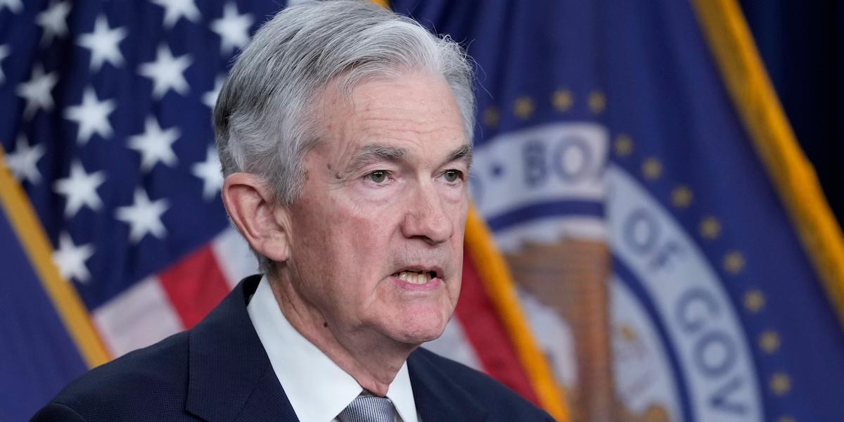 Fed-chefen: För tidigt att prata räntesänkning – höjning möjlig