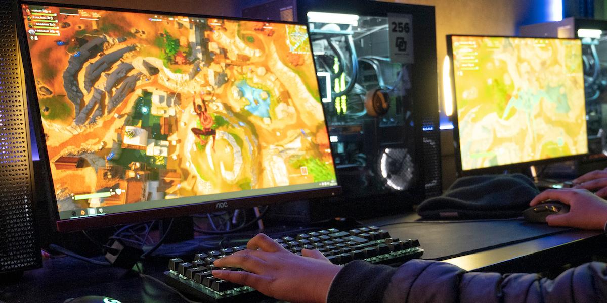 Gamers spelar Epic Games spel Fortnite. Speltillverkaren har nu vunnit i domstol mot Google