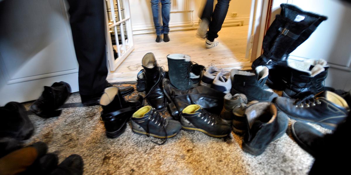 Hallen är värst, för skor kan bära med sig smittoämnen och andra otrevligheter in i ditt hem