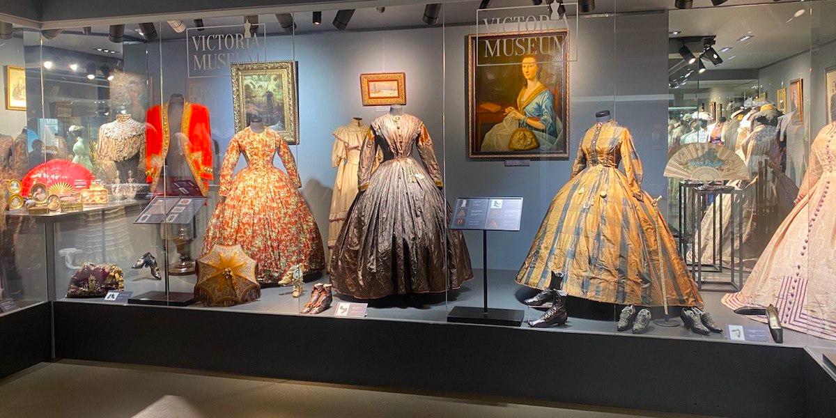Ett mystiskt meddelande som hittades i en viktoriansk klänning har nu fått sin förklaring. På bilden, viktorianska klänningar från samlingen på Victoria Museum i Kiev.