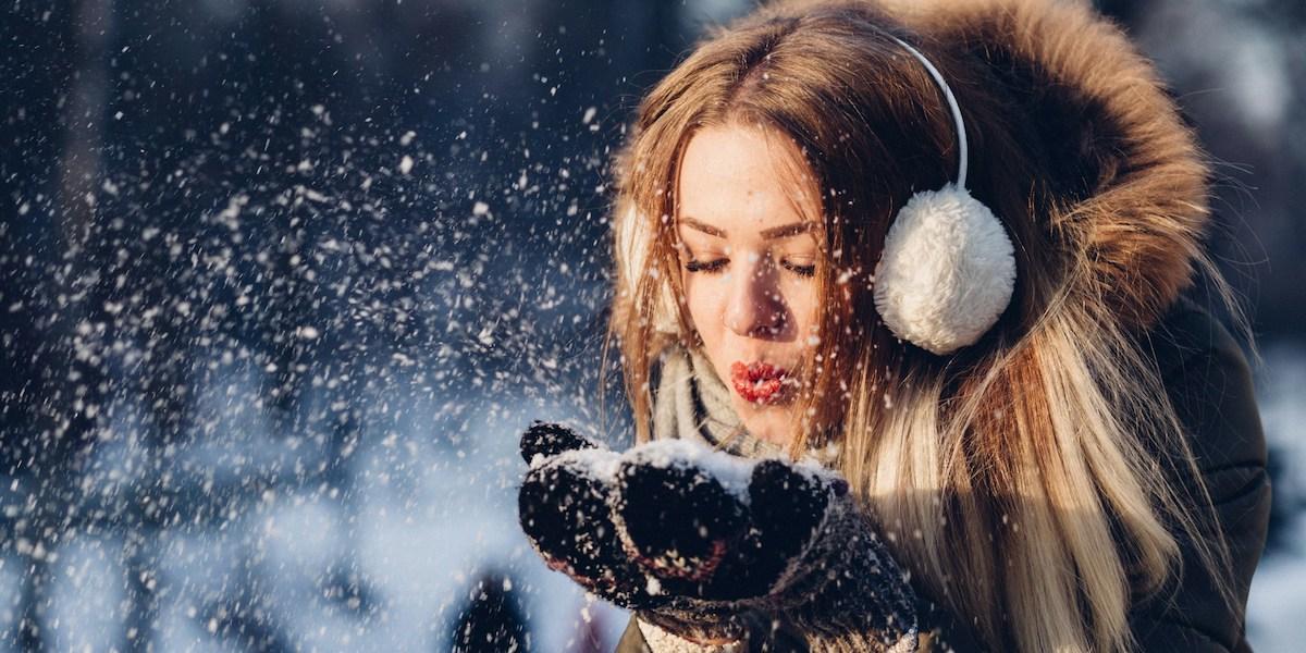 Någonting så enkelt som att ta en promenad kan hjälpa dig att må bättre, om du kämpar med vinterblues och vill förbättra din mentala hälsa