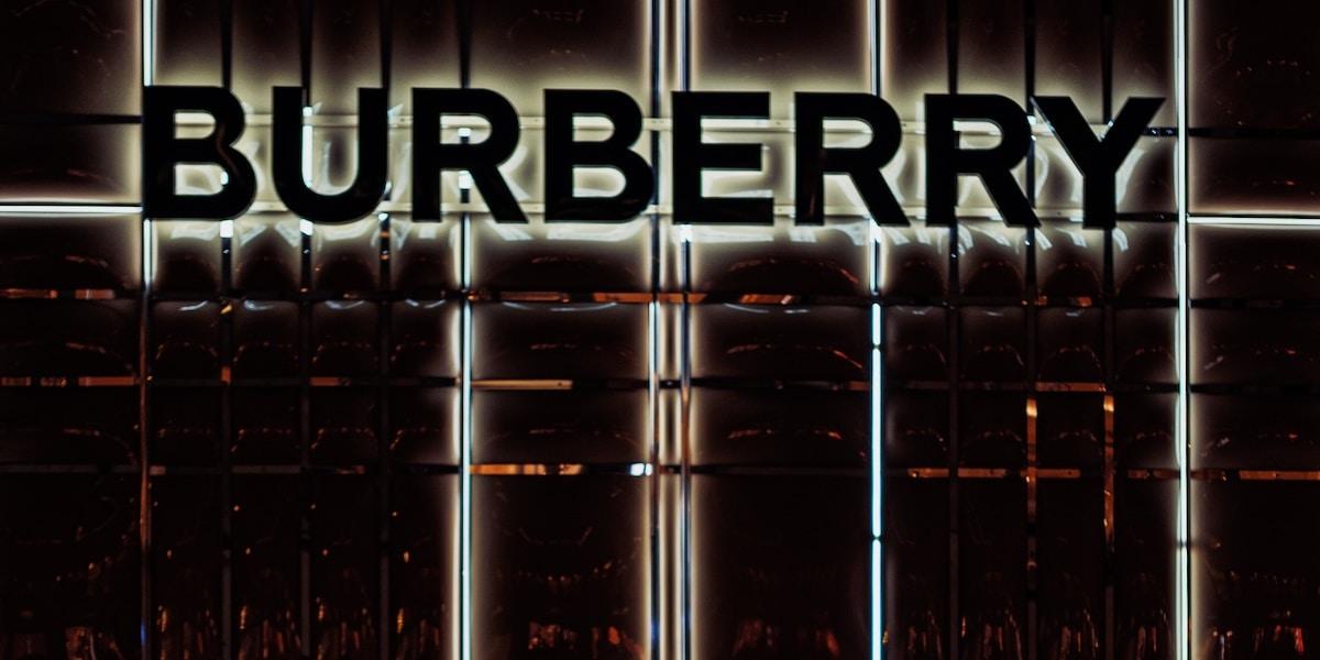 På fredagen vinstvarnade Burberry, och snart kan kanske ett uppköp bli aktuellt