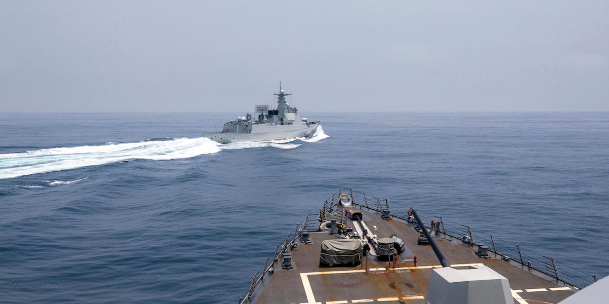 USA:s och Kinas militärfartyg trotsade varandra i Taiwansundet under förra året. (Foto: TT)