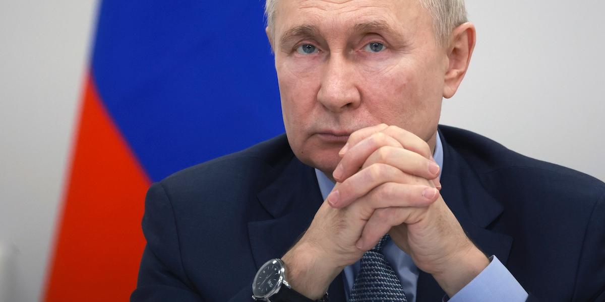 Enligt Vladimir Putins egen redovising till Rysslands valkommission har han de senaste sex åren tjänat mindre än 8 miljoner kronor som Rysslands president