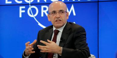 Turkiets finansminister Mehmet Simsek ska att hålla presentationer i New York om utsikterna för turkisk skatte- och finanspolitik, samtidigt har den turkiska liran slagit bottenrekord