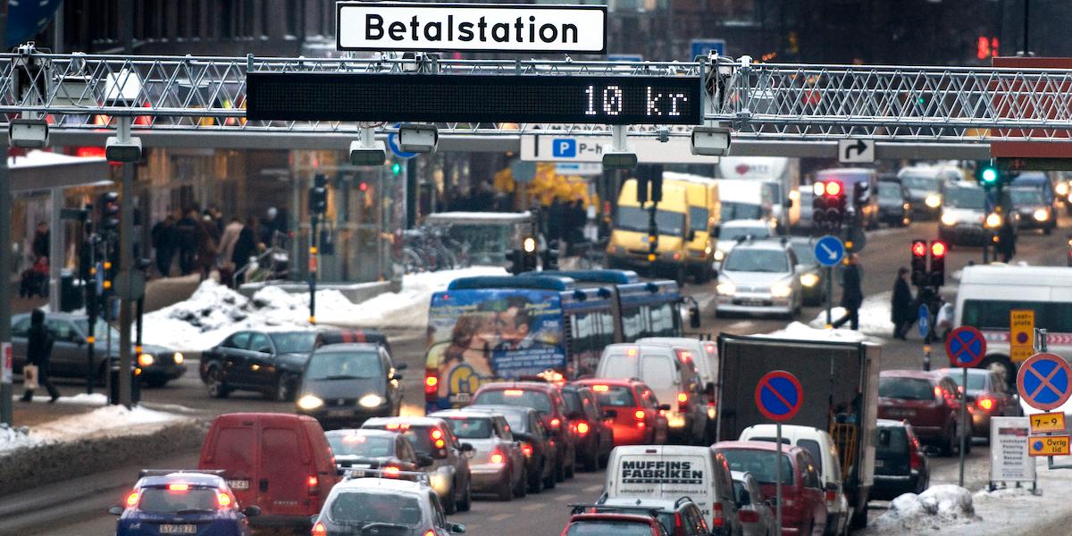 I Stockholm inleddes ett prov med trängselavgifter 2006, då skiftade opinionen från stort motstånd till ett litet majoritetsstöd. Trängselskatten är ett sätt att begränsa antalet bilar i staden