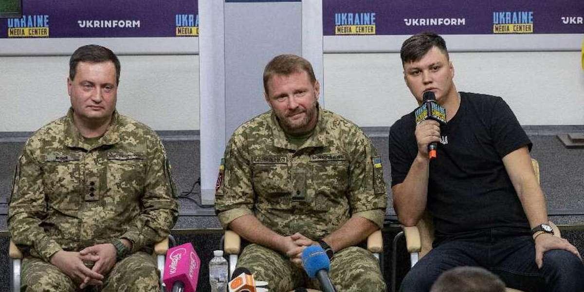 Maxim Kuzminov, längst till höger, med representanter för Ukrainas militära underrättelsetjänst Andrij Yusov, vänster, och Artem Sjevtjenko, höger