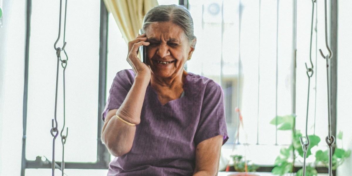 En 80-årig kvinna hann i ett telefonbedrägeri överföra stora summor till bedragare två gånger innan Handelsbankens säkerhetssystem reagerade