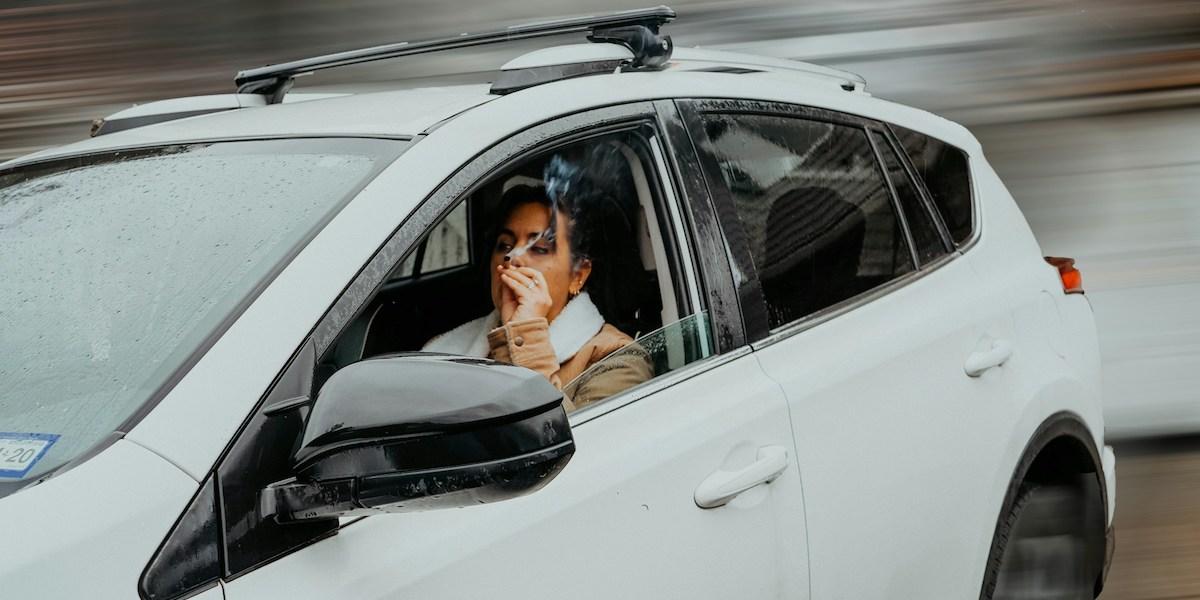 I många av USA:s delstater är det lagligt att röka marijuana och allt fler kör bil efter att de rökt, eller när de röker, något som påverkat statistiken för dödsolyckor