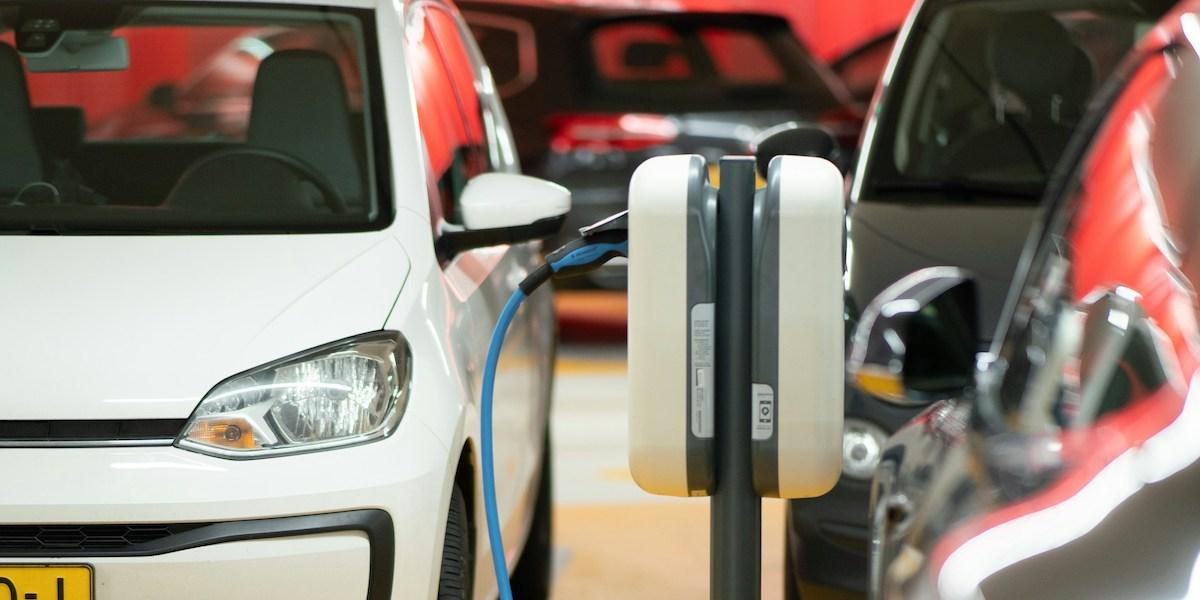 Boschs nya system för automatisk parkering och laddning av elbilar sköts via en app