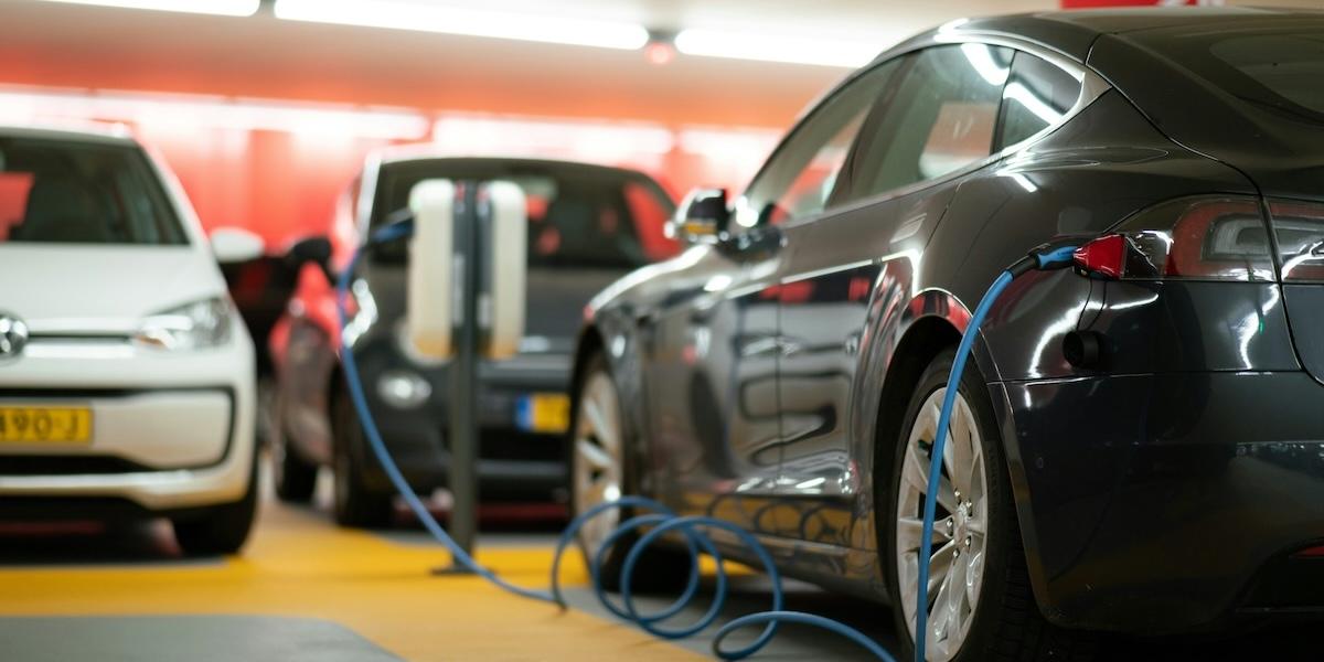 Är hajpen redan över? Nu vill Stellantis kunna göra om elbilar till bensinbilar.