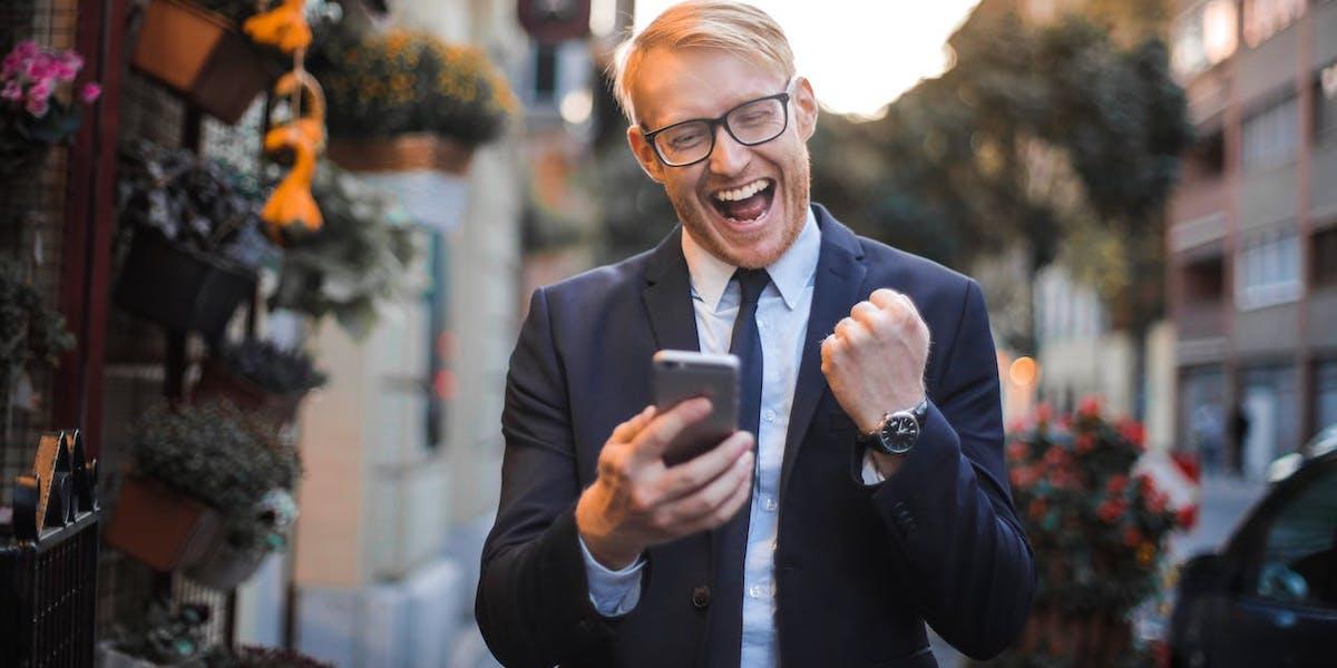 Höginkomsttagare som kommer över gränsen för statlig skatt bör fundera på att löneväxla, det tycker en pensionsekonom på Länsförsäkringar