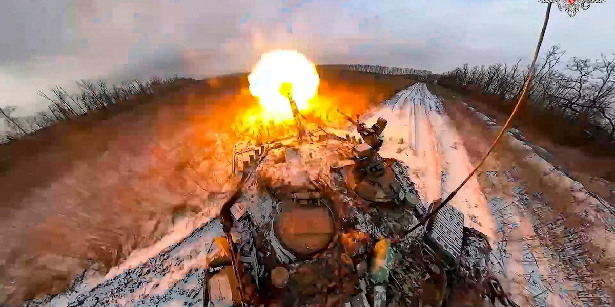 Bild från en video, en rysk stridsvagn avfyrar sin kanon mot en okänd plats i Ukraina.