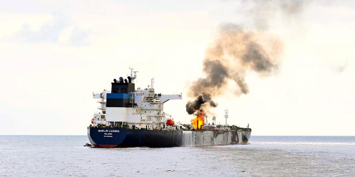 Oljetankern Marlin Luanda i brand i Röda havet efter att ha träffats av en missil som avfyrats av Jemens Houthi-rebeller